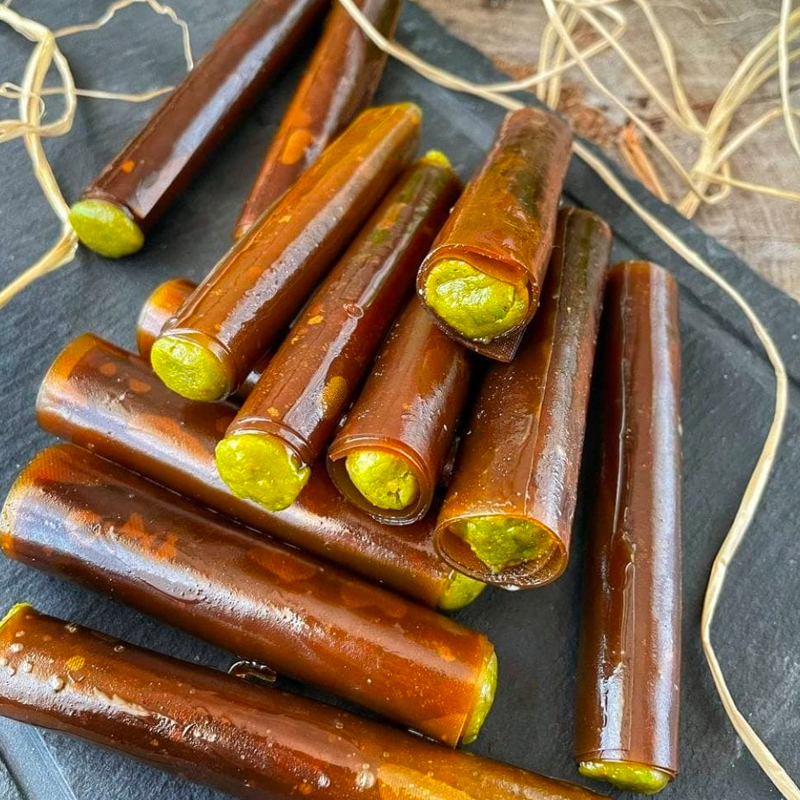 Fruchtpulpe gerollt mit Pistazien Creme