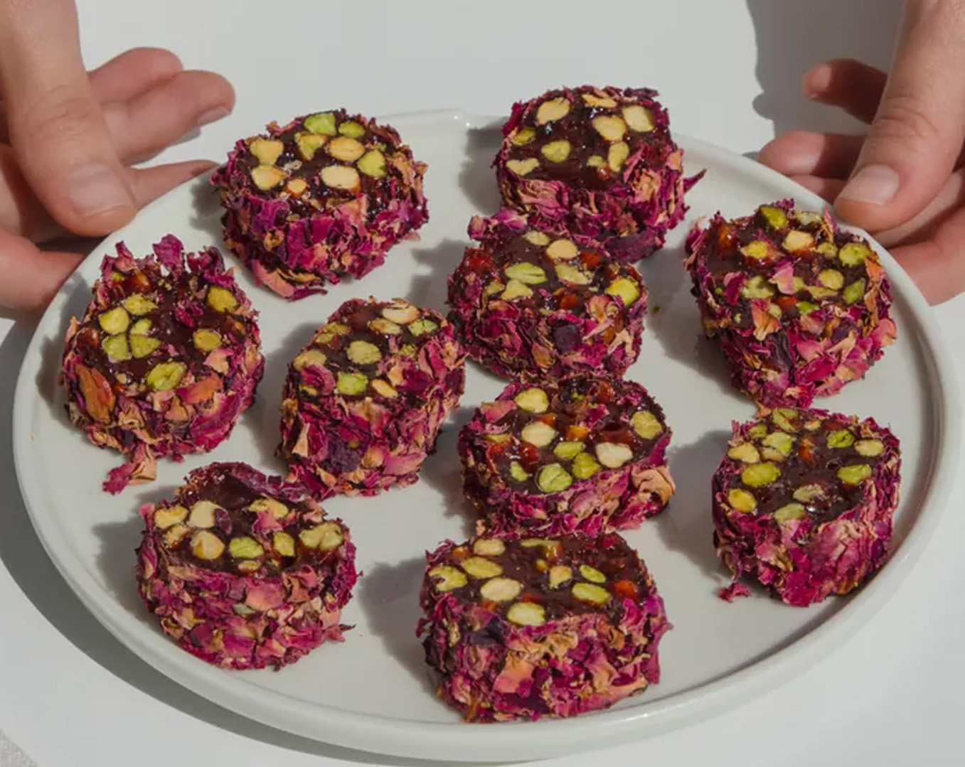 Granatapfel mit Rosenblätter Pistazien