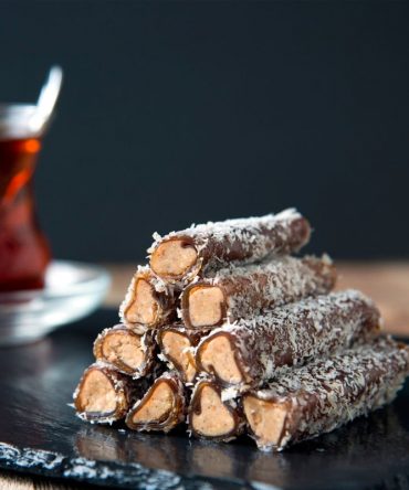 Fruchtpulpe gerollt mit Kokos und Haselnuss Creme