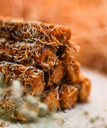 Fruchtpulpe gerollt mit Nudelfäden und Haselnuss Creme